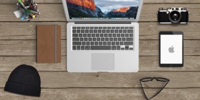 bureau avec PC et matériel